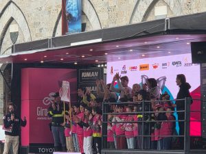Giro d'Italia a Siena, i bambini delle quarte della Pascoli protagonisti con "Biciscuola"