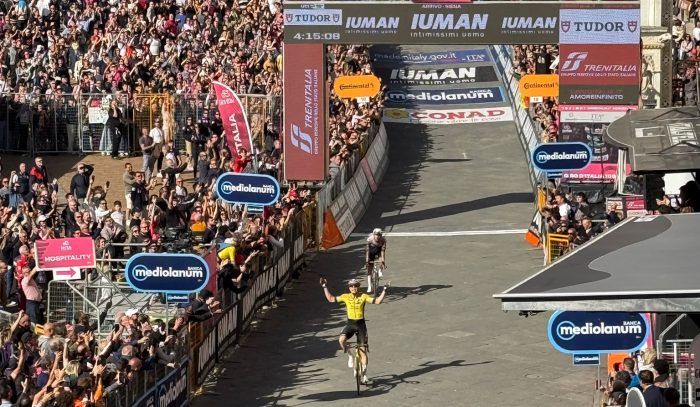 Giro d'Italia a Siena, Wout Van Aert trionfa in Piazza del Campo