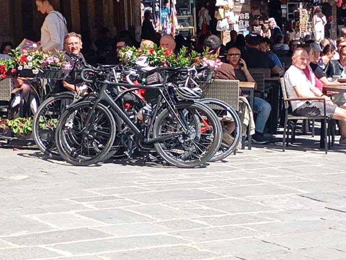 Siena, c'&egrave; il divieto ma Piazza del Campo &egrave; invasa di biciclette