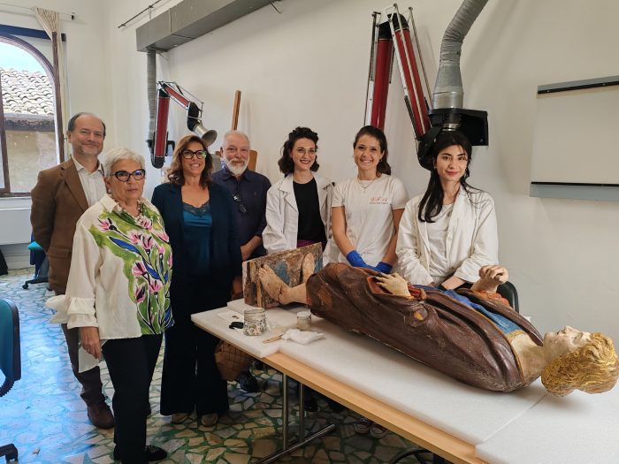 Scultura inedita del Quattrocento in fase di restauro grazie agli Amici della Pinacoteca di Siena