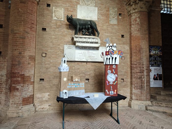 Siena, inaugurata nel Cortile del Podestà la mostra 'Sòna Sòna Campanella'