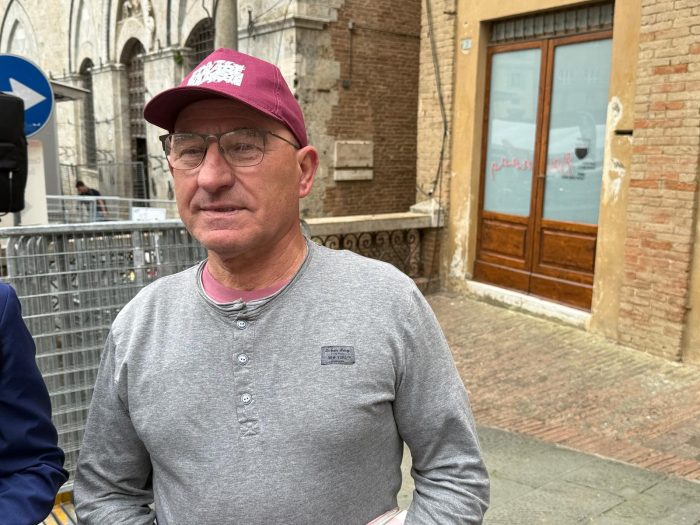 Giro d'Italia a Siena, in Piazza del Campo il babbo della Maglia Rosa Diego Ulissi: "Grande soddisfazione, un sogno realizzato"