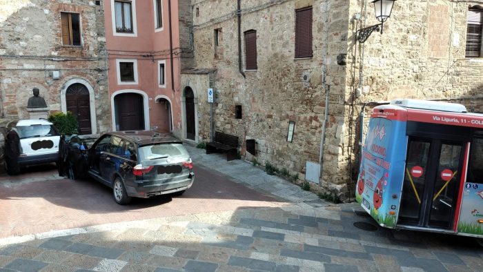 Colle Val d'Elsa, bus bloccato da auto in sosta selvaggia nel centro storico