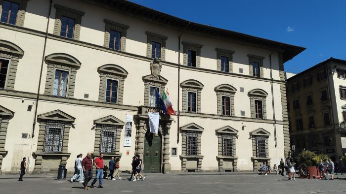 Gaza, la Regione Toscana espone il sudario bianco e chiede la fine della barbarie