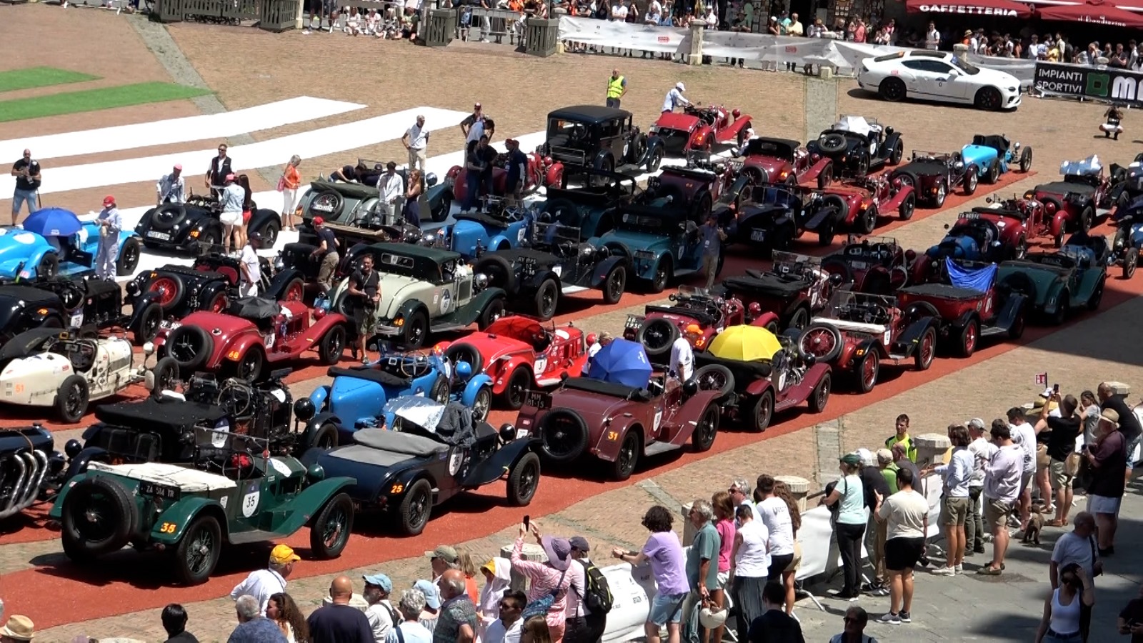La 1000 Miglia incanta Siena: auto d&rsquo;epoca e fascino senza tempo in Piazza del Campo