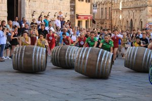 Bravìo delle Botti: a Montepulciano tornano a sfidarsi “Le Dame della Botte”