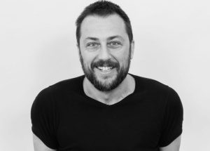 "Monteriggioni di torri si corona", il manifesto 2025 porta la firma di Daniele Caluri. Domani la presentazione