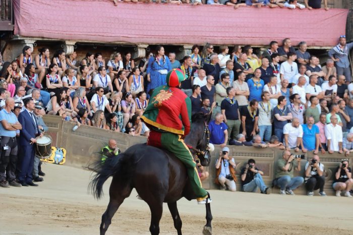 Palio 2 luglio 2025, il Drago vince la prima prova