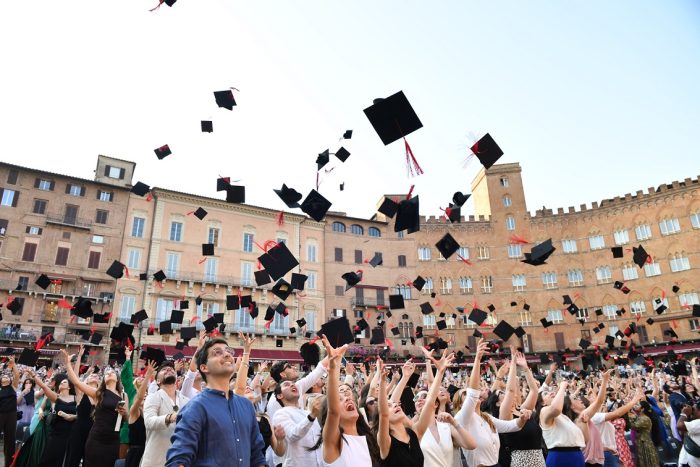 Torna in Piazza del Campo il Graduation Day Unisi. Dalle 17.30 la diretta su Siena Tv