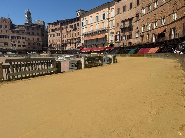 Palio di Siena, torna la terra in Piazza. La città si prepara alla Festa