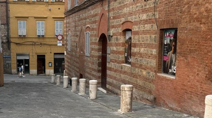 Siena, completato l&rsquo;intervento di pulizia dei colonnini lapidei in via del Cavallerizzo