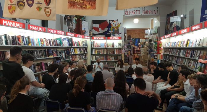 "Non amo questo tempo": studenti e pubblico numeroso alla presentazione del nuovo saggio di Francesco Ricci