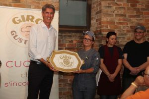 Girogustando: Montepulciano adotta le M&#039;buttunate, entusiasmo per la cena fusion tra Cilento e Valdichiana