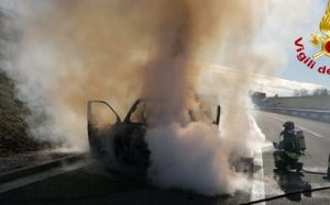 Veicolo in fiamme sulla Siena-Firenze, traffico bloccato