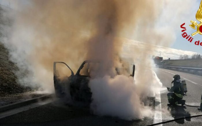 Veicolo in fiamme sulla Siena-Firenze, traffico bloccato