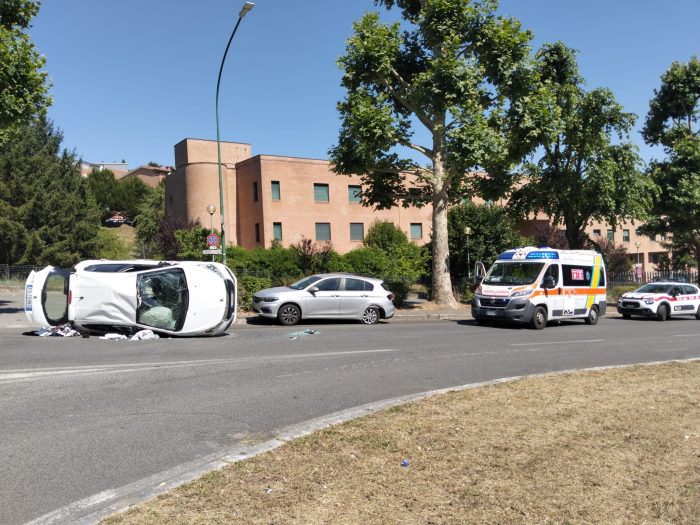Siena, auto si ribalta in Viale Bracci. Traffico rallentato