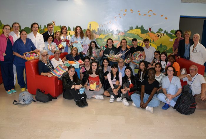 Generosità al Dipartimento della Donna e dei Bambini delle Scotte: donazioni del Caselli e della Contrada della Torre