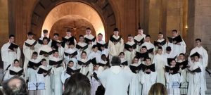 Asciano, l'Abbazia di Monte Oliveto ospita il coro dell’Escolania Santa Cruz