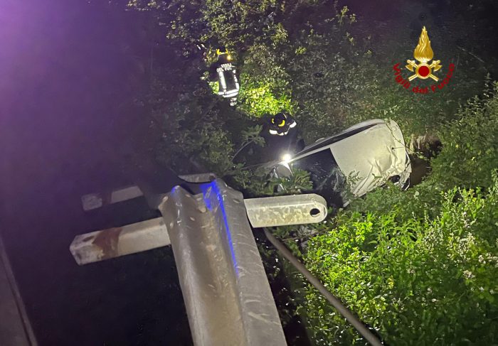 Fuori strada con l'auto nella notte a Monteriggioni, ferita una 25enne