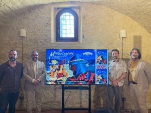 Monteriggioni, presentato il manifesto della Festa Medievale. L’opera di quest’anno è di Daniele Caluri