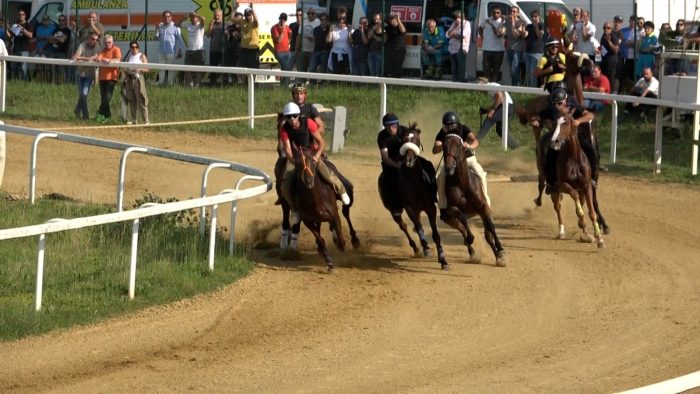Palio: a Mociano galoppano Zio Frac e Benitos. Massimo Columbu in gran forma, forse in attesa di un ritorno in Piazza