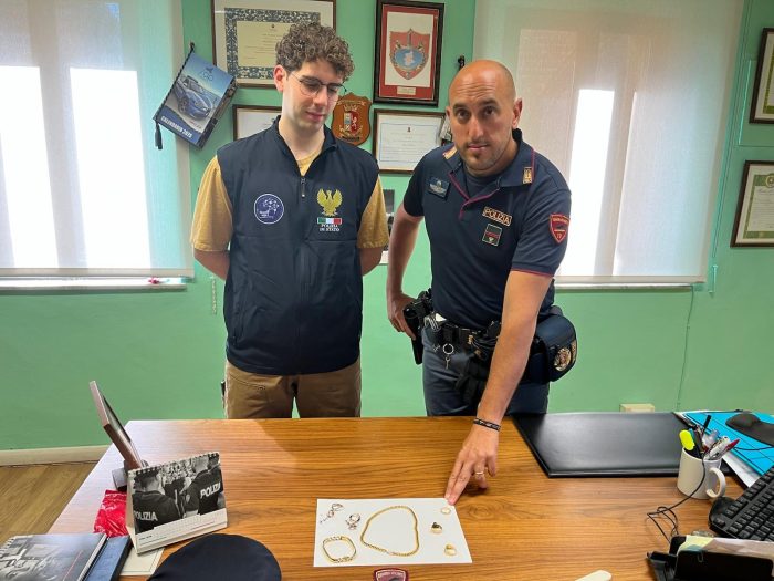 Truffe agli anziani, rintracciato in un albergo di Siena e arrestato un 25enne. Nascondeva numerosi oggetti in oro
