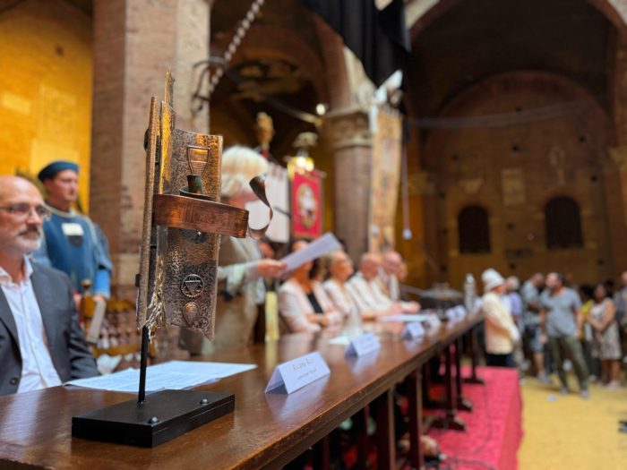 Palio di Siena, Masgalano 2025, presentata l’opera di Laura Brocchi