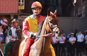 Palio di Siena 3 luglio, Carburo: "Al primo San Martino mi hanno galoppato addosso, ho perso i ferri e la corsa è finita lì"