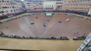 Palio 2 Luglio, la pioggia si abbatte su Piazza del Campo