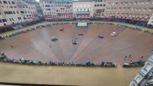 Palio 2 Luglio, la pioggia si abbatte su Piazza del Campo