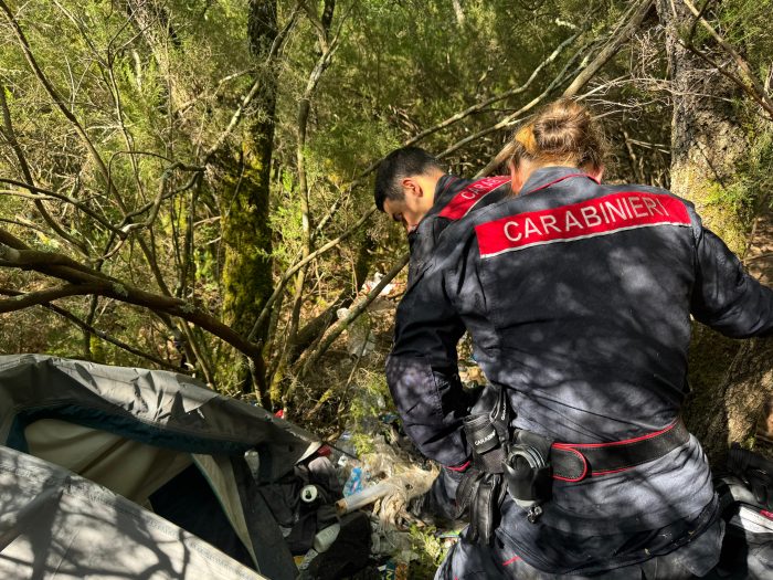 Sinalunga, smantellati bivacchi e piazze di spaccio nel bosco