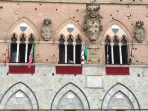 Palio 2 luglio 2025 rinviato: esposta la bandiera verde