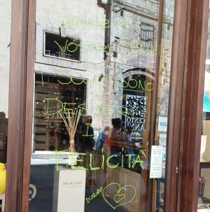 Palio di Siena, "Credete nei vostri sogni": la vetrina chiusa del proprietario di Diodoro dopo la vittoria con l'Oca