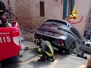 Siena, con l'auto giù per la scalinata per colpa del gps