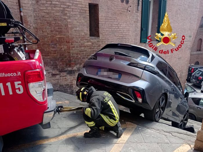 Siena, con l'auto giù per la scalinata per colpa del gps