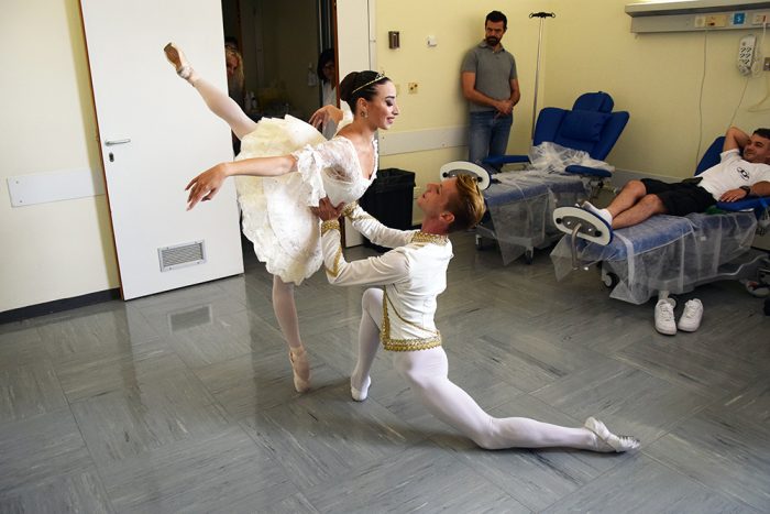 All’Aou Senese il balletto allieta le cure dei pazienti nei day-hospital della Reumatologia e della Neurologia