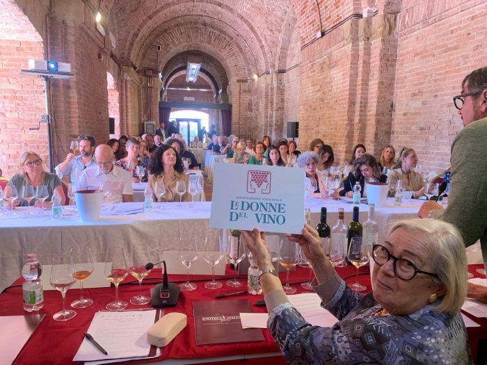 Un vino bianco che rappresenti la Toscana interna: parte da Enoteca Italiana Siena il tavolo di lavoro tra ricerca, consorzio e sommelier