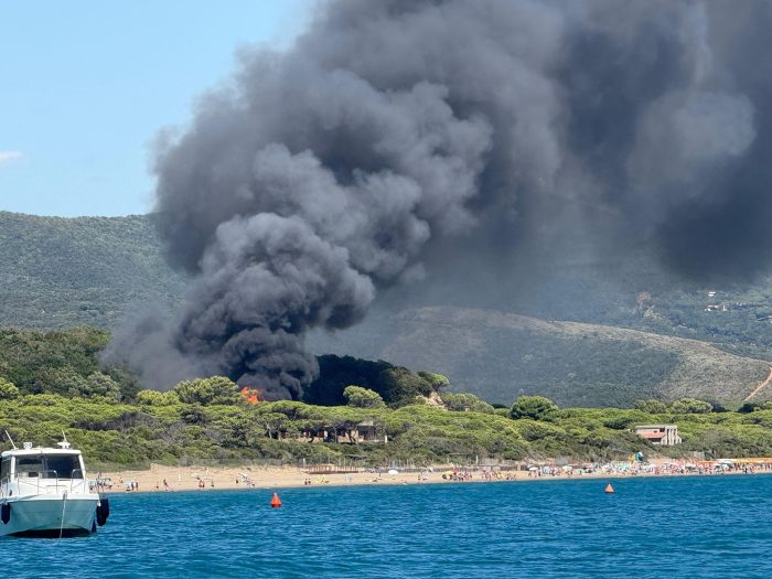 Incendio di Castiglione della Pescaia in contenimento; circa 600 persone evacuate