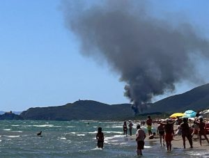 Castiglione della Pescaia: allarme incendio tra le Rocchette e Roccamare, intervengono Vigili del Fuoco ed elicottero