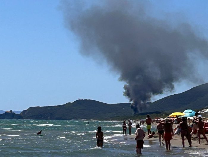 Castiglione della Pescaia: allarme incendio tra le Rocchette e Roccamare, intervengono Vigili del Fuoco ed elicottero