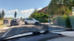 Scontro tra due auto sulla Cassia Sud, traffico rallentato