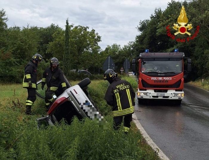 Siena: auto esce di strada e si ribalta nel fosso, ferita una donna