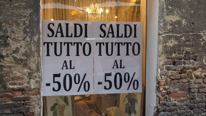 Saldi a Siena, partenza lenta tra sconti diffusi e concorrenza online
