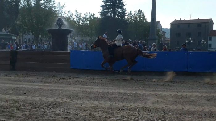 Palio di Asti e Castel del Piano: cavalli, fantini e tanti senesi pronti per le ultime due trasferte della stagione