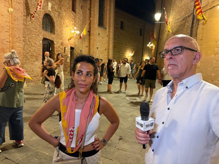 Palio di Siena, l'editrice di Radiosienatv in giubilo per la vittoria della sua contrada, il Valdimontone