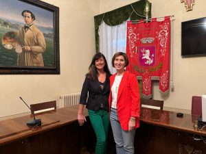 Torrita di Siena, il Comune contro gli stereotipi di genere regala grembiuli gialli, verdi e rossi