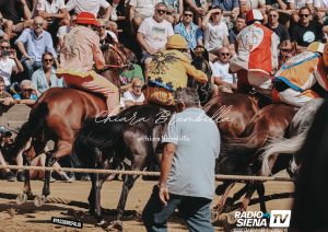 Palio di Siena 16 agosto, effettuata la segnatura dei fantini. Ecco le accoppiate