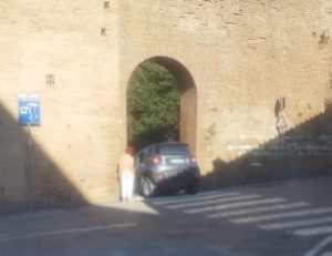 Siena, auto incastrata a Porta San Marco