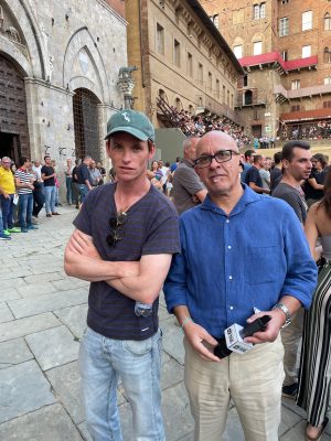 L'attore Eddie Redmayne incanta Siena: l&rsquo;Oscar britannico tra i cavalli del Palio