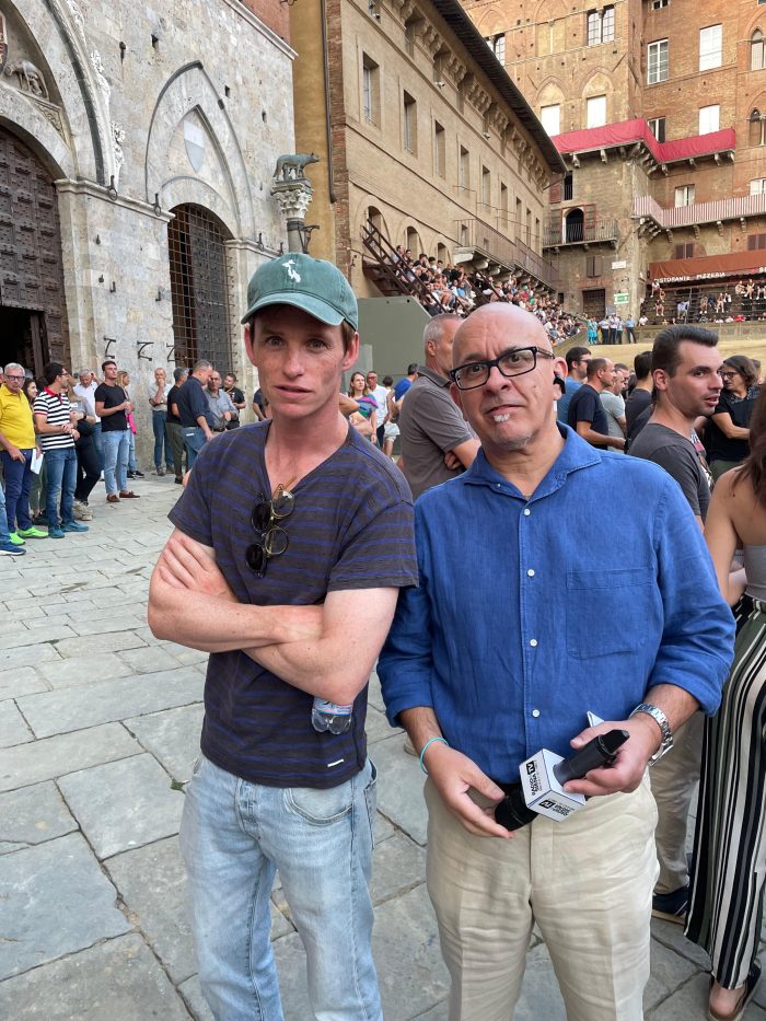 L'attore Eddie Redmayne incanta Siena: l&rsquo;Oscar britannico tra i cavalli del Palio